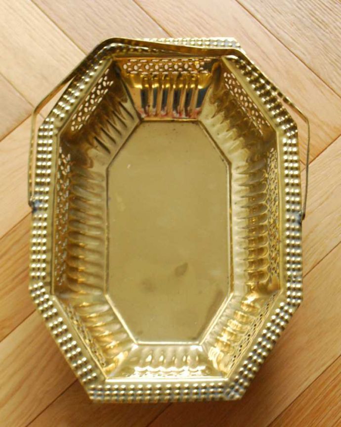 アンティーク 真鍮の雑貨　アンティーク雑貨　イギリスで見つけたアンティーク真鍮雑貨、持ち手付きバスケット。上から見るとこんな形ですアンティークなので多少のキズ・汚れがある場合がありますが、使用上問題はありませんので、ご了承下さい。(k-3156-z)