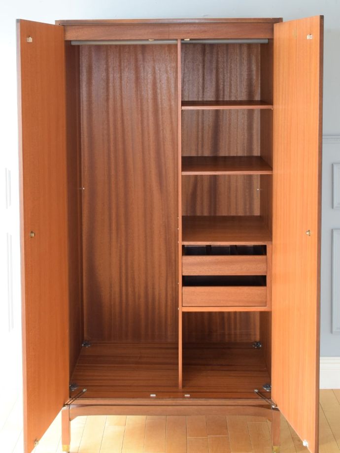 G-planのワードローブ扉の中