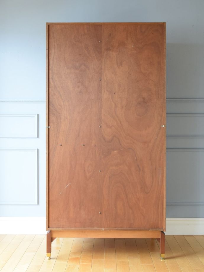 G-PLANのワードローブの後ろ姿