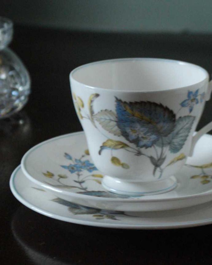 シェ―リー窯　アンティーク雑貨　お茶の時間を楽しむアンティーク食器、シェリー窯のカップ＆ソーサートリオ。飾って使って楽しむ小さなアンティークアンティークでしか手に入れることが出来ない美しい模様のカップ＆ソーサー。(k-3158-z)