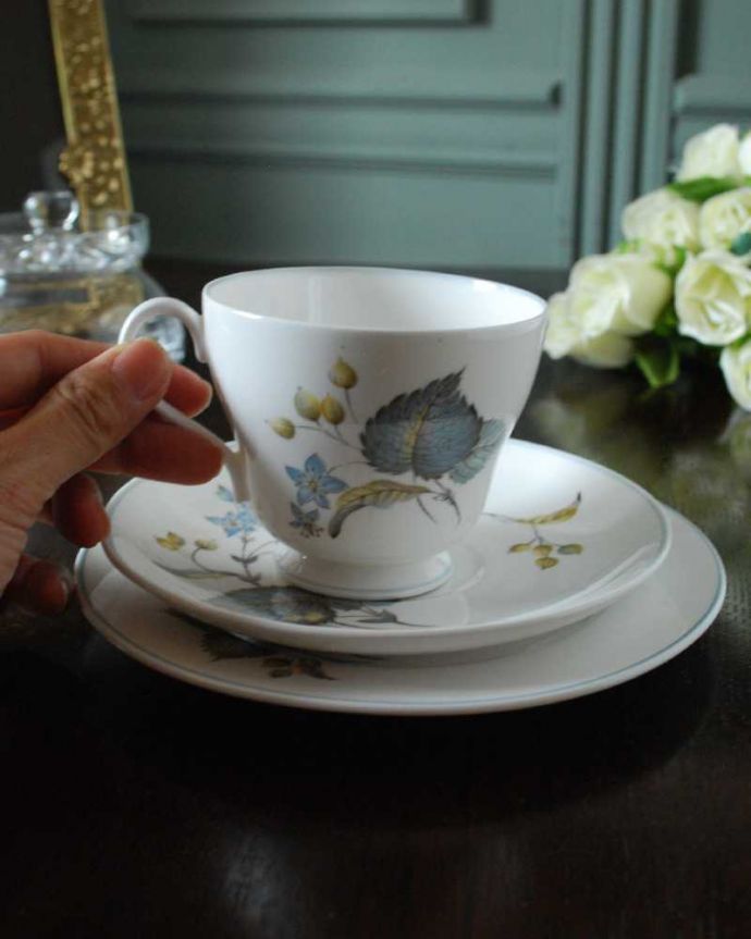 シェ―リー窯　アンティーク雑貨　お茶の時間を楽しむアンティーク食器、シェリー窯のカップ＆ソーサートリオ。お茶の時間をもっと優雅に･･･眺めているだけじゃもったいないので、実用的に使って下さい。(k-3158-z)