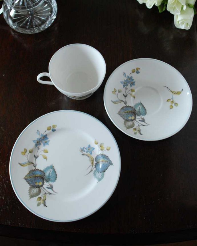 シェ―リー窯　アンティーク雑貨　お茶の時間を楽しむアンティーク食器、シェリー窯のカップ＆ソーサートリオ。上から見るとこんな感じです状態のいいものだけを選んでいますが、アンティークなのでキズや欠けがある場合があります。(k-3158-z)