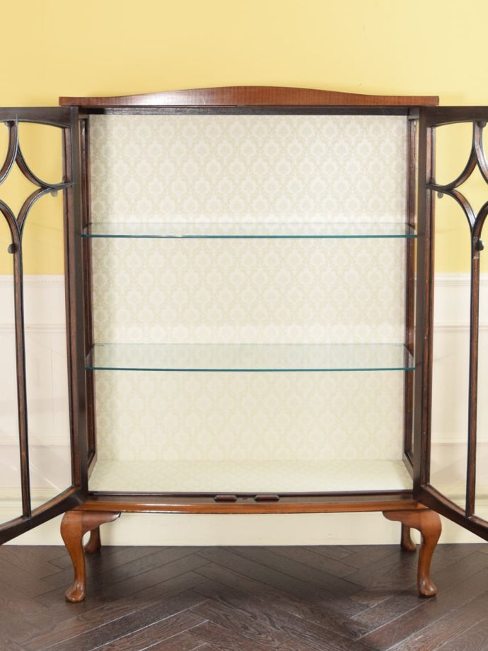 ガラスキャビネットの扉の中