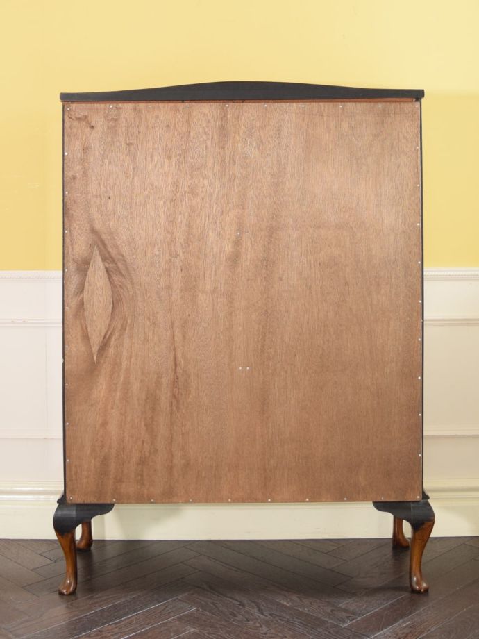 キャビネットの後ろ姿