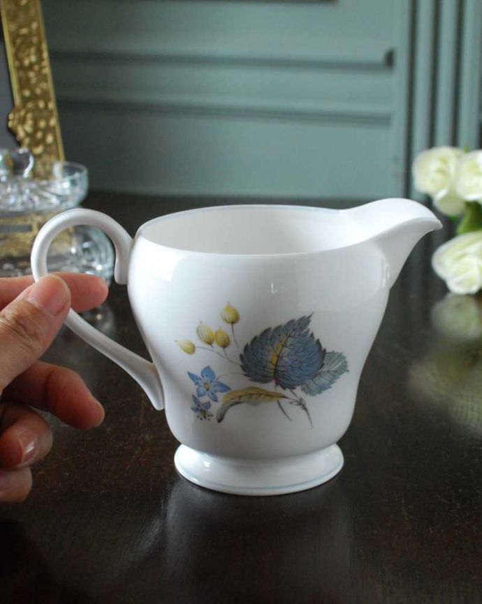 シェ―リー窯　アンティーク雑貨　お茶の時間を楽しむアンティーク食器、シェリー窯のミルクポット。自分だけの使い方で使ってみましょうたっぷりミルクが注げるように、英国のミルクピッチャーのサイズは他の国のものと比べて大きめに作られていて実用的。(k-3160-z)