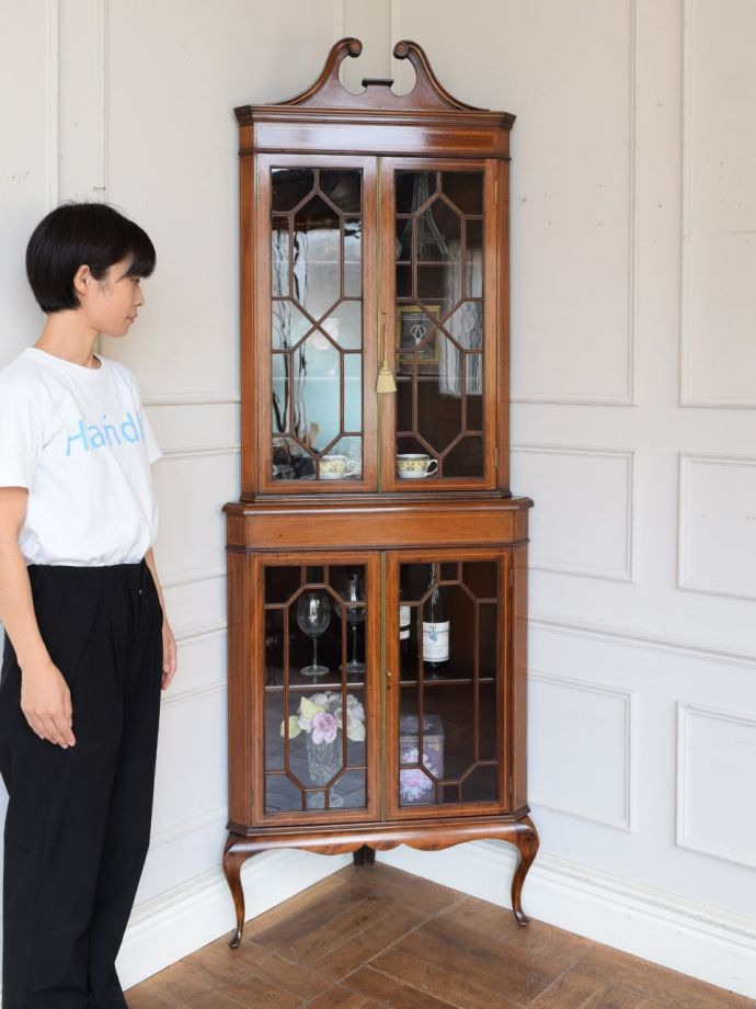 英国アンティークのガラスキャビネット