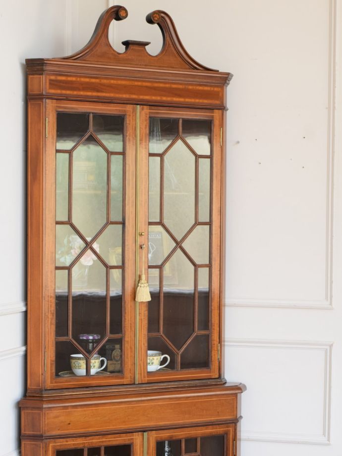 シノワズリデザインのおしゃれなアンティーク家具、コーナー用のガラス