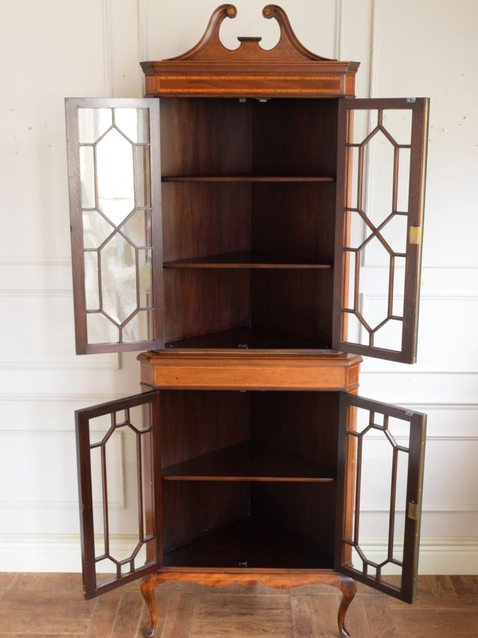 ガラスキャビネットの扉の中