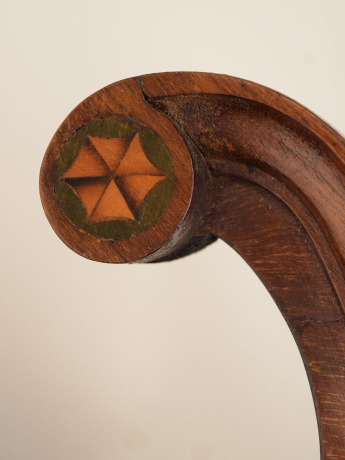 キャビネットの華やかな装飾