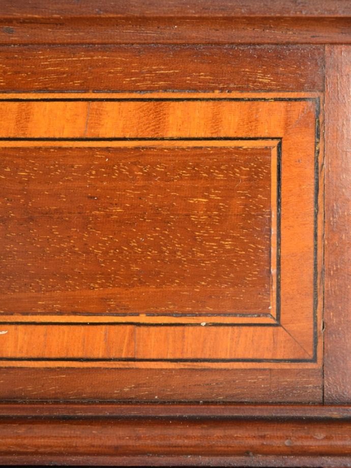 英国アンティーク家具らしい装飾