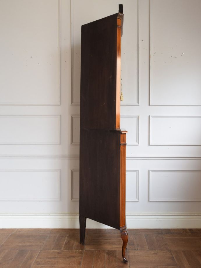 コーナーキャビネットの側面