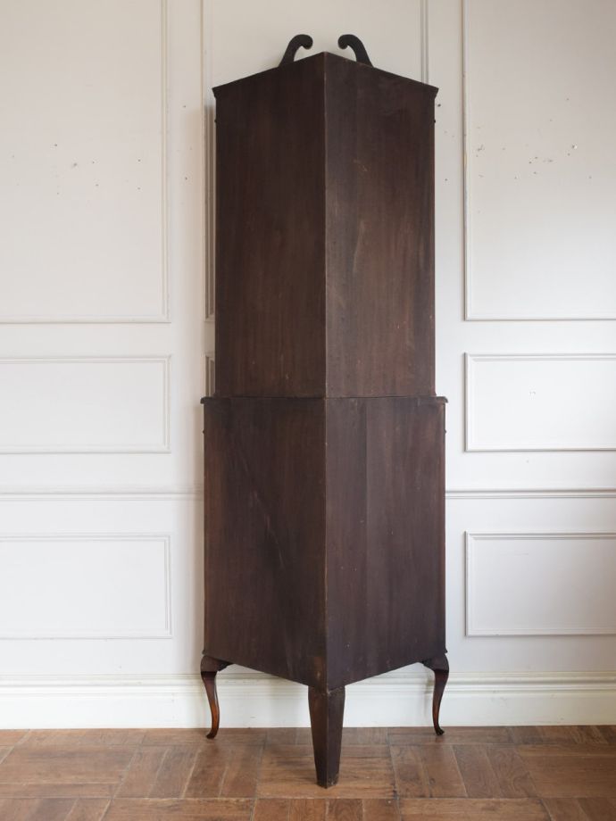 キャビネットの後ろ姿