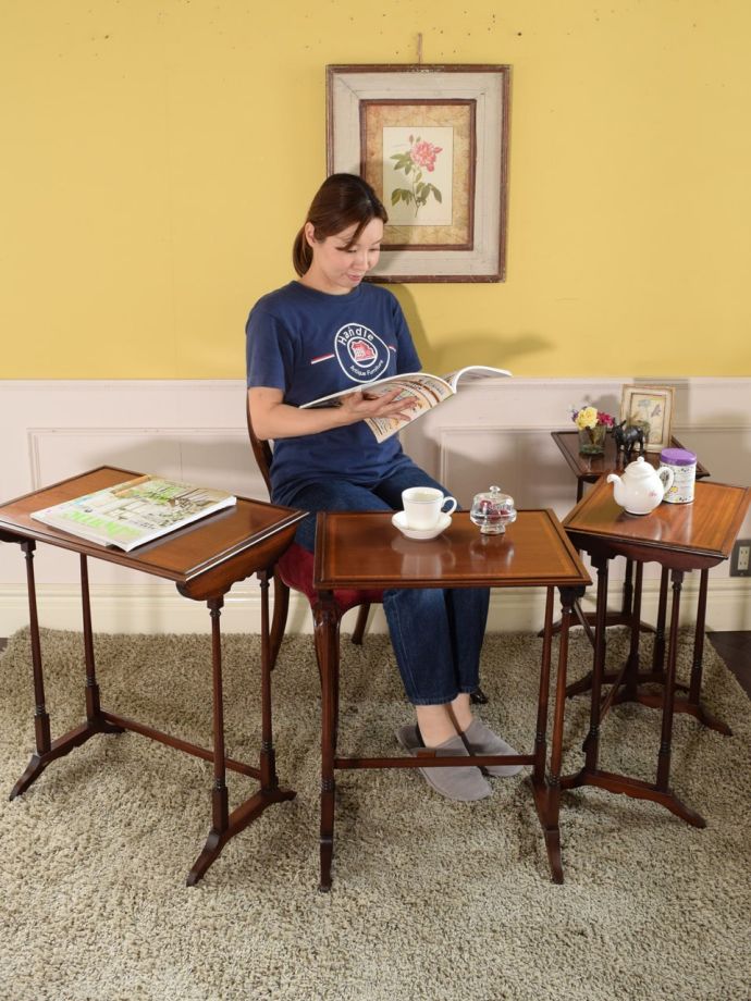 アンティークのネストテーブル