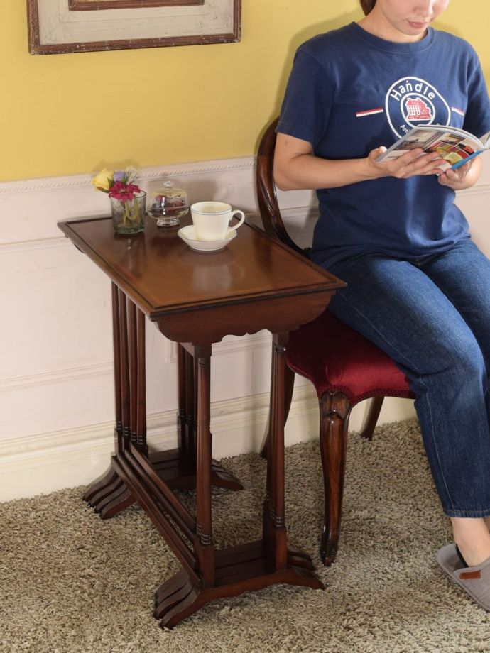 英国スタイルのアンティークテーブル