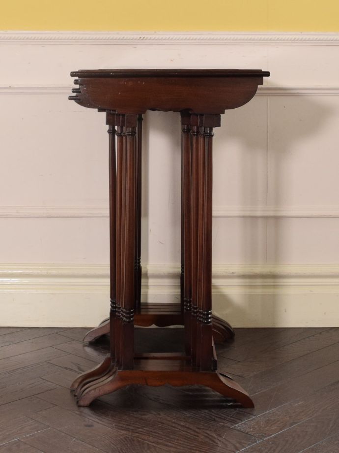 ネストテーブルの横顔