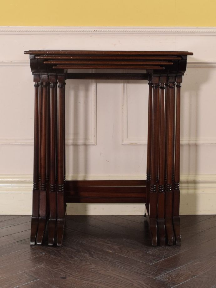 アンティークのネストテーブル