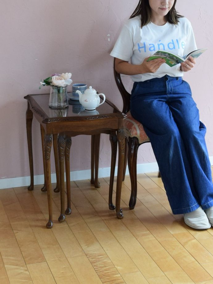 英国スタイルのアンティークテーブル