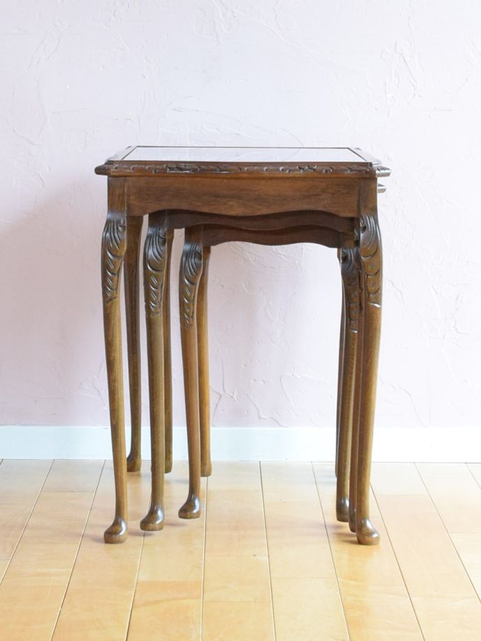 ネストテーブルの横顔