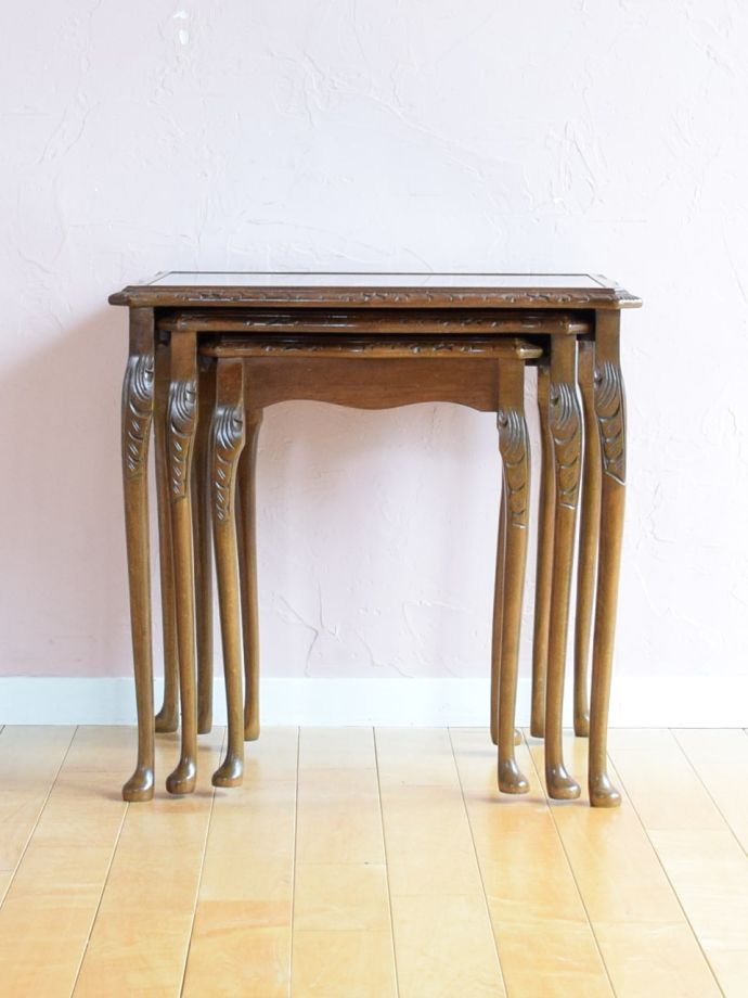 アンティークのネストテーブル