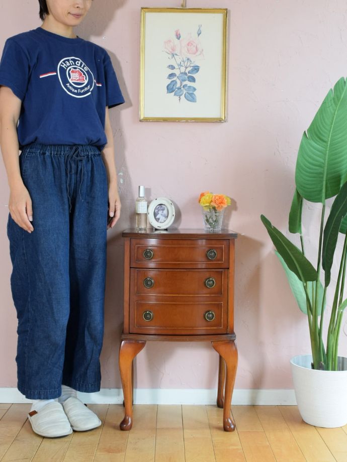 英国アンティークのキャビネット