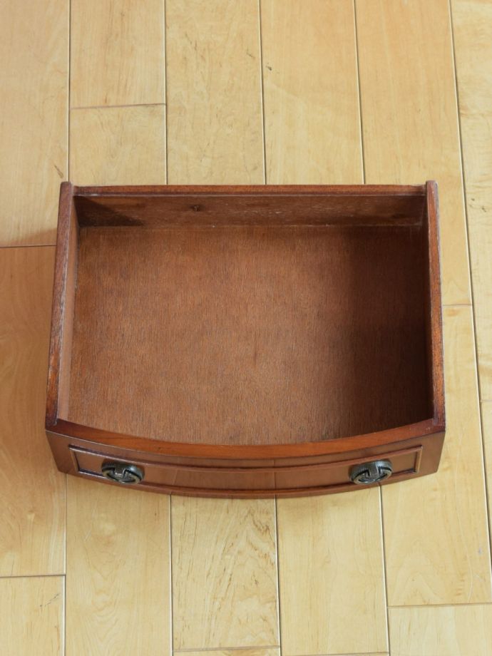 キャビネットの引き出しの中