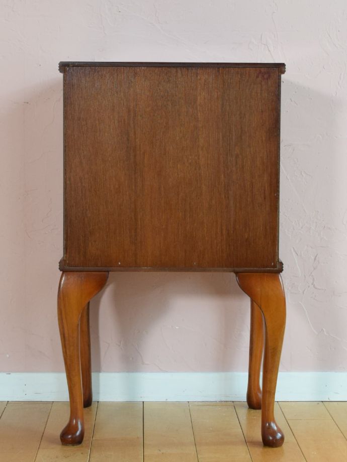 キャビネットの後ろ姿