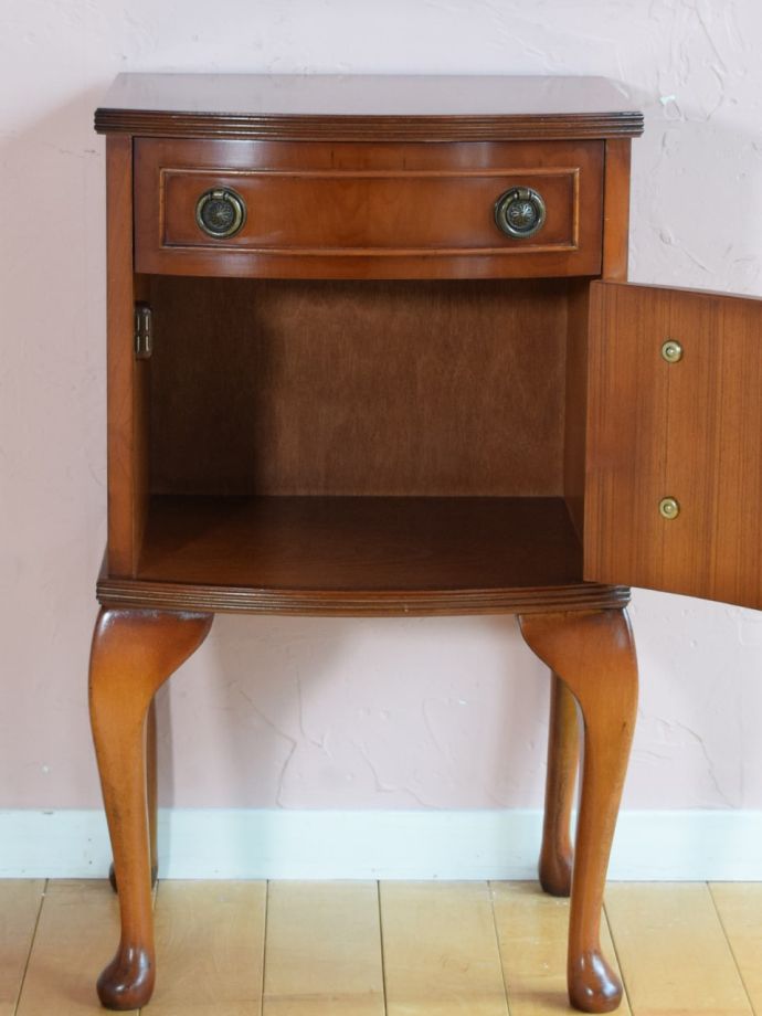 キャビネットの扉の中