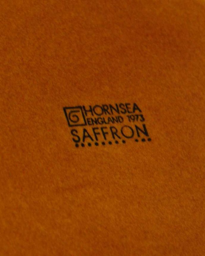 Hornsea(ホーンジー) アンティーク雑貨 ホーンジーのアンティークのチーズディッシュ、HORNSEA「サフラン」シリーズ。裏側には品質の証製造メーカー保証の意味がこもった窯印、ポーセリンマークがあります。(k-3165-z)