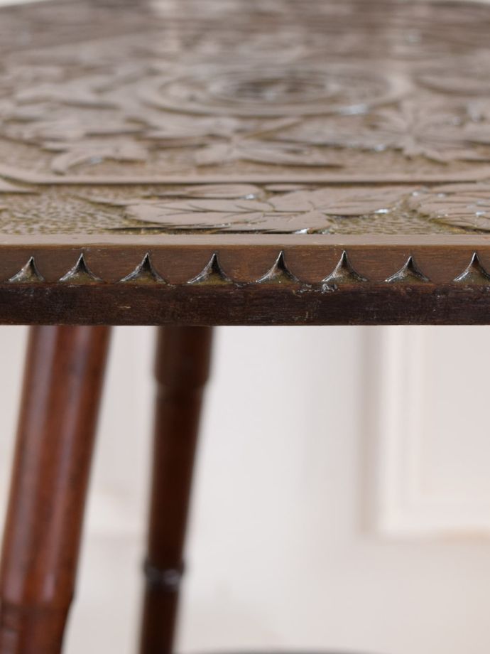 英国アンティーク家具らしい装飾