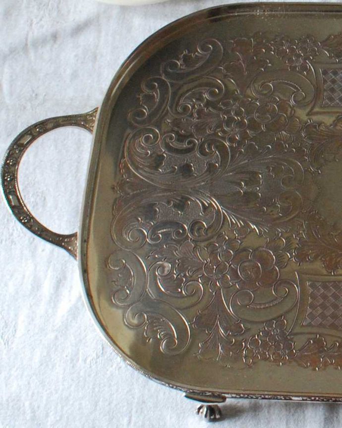 アンティーク シルバー製　アンティーク雑貨　英国の銀雑貨、お花模様が華やかなアンティークシルバープレートのトレイ。オトナの輝きを放つアンティークのサルヴァ全体に美しいエングレーヴィング（彫金）が施されているアンティークのサルヴァ。(k-3168-z)