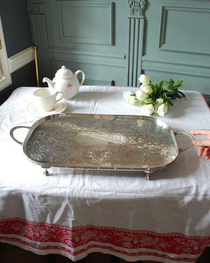 アンティーク シルバー製　アンティーク雑貨　英国の銀雑貨、お花模様が華やかなアンティークシルバープレートのトレイ。たっぷり乗せれる大きめサイズいろんなもの乗せて使える大きなトレイ。(k-3168-z)