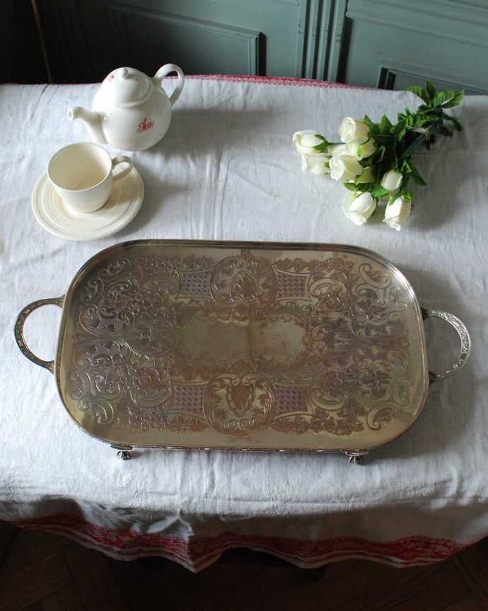 アンティーク シルバー製　アンティーク雑貨　英国の銀雑貨、お花模様が華やかなアンティークシルバープレートのトレイ。上から見るとこんな感じですアンティークなので多少のキズ・汚れがある場合がありますが、使用上問題はありませんので、ご了承下さい。(k-3168-z)