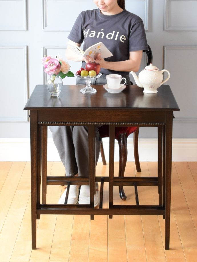 アンティークのネストテーブル