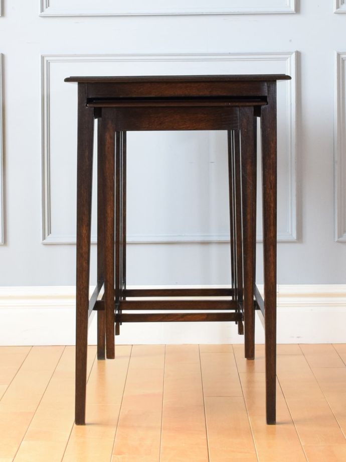 アンティークコーヒーテーブルの側面