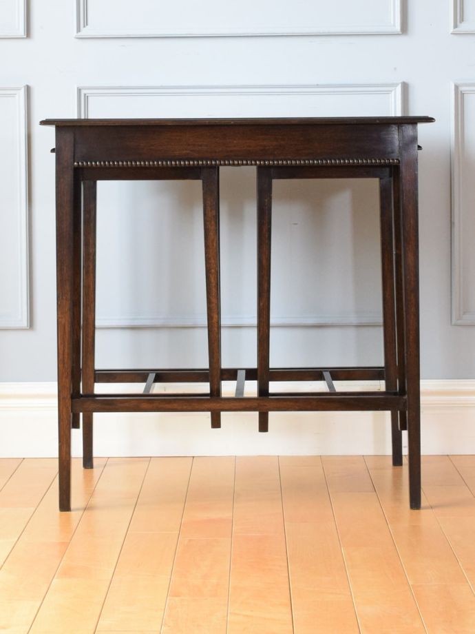 コーヒーテーブルの側面