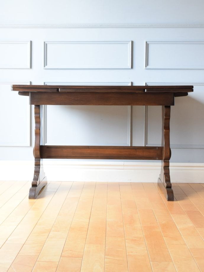 伸長式テーブルの側面