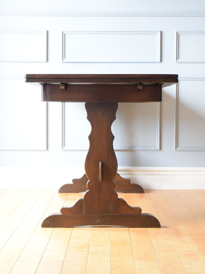 ドローリーフテーブルの横顔