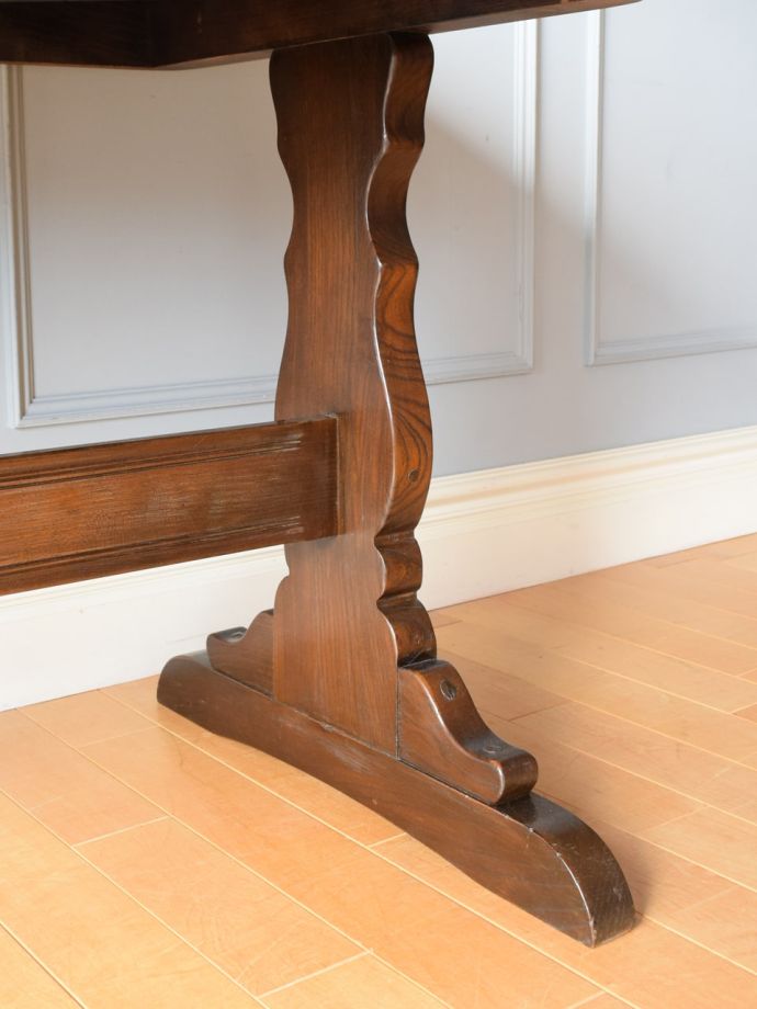 ビンテージテーブルの脚