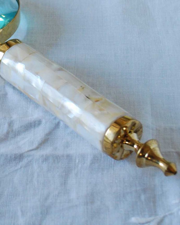 アンティーク シルバー製　アンティーク雑貨　イギリスからやってきた、ゴールドフレームのお洒落なアンティークルーペ。近くで見てみると・・・アンティークなので多少のキズやカケがある場合はありますが、使用上問題はありませんのでご了承下さい。(k-3172-z)