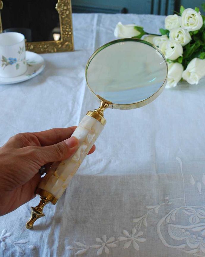 アンティーク シルバー製　アンティーク雑貨　イギリスからやってきた、ゴールドフレームのお洒落なアンティークルーペ。アンティークらしいデザインの美しさ見ているだけでワクワクしちゃうような美しいルーペです。(k-3172-z)