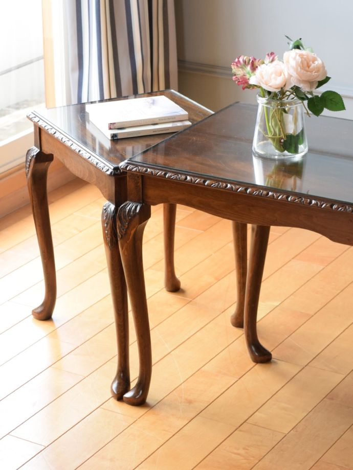 アンティーク家具らしさが漂うネストテーブル