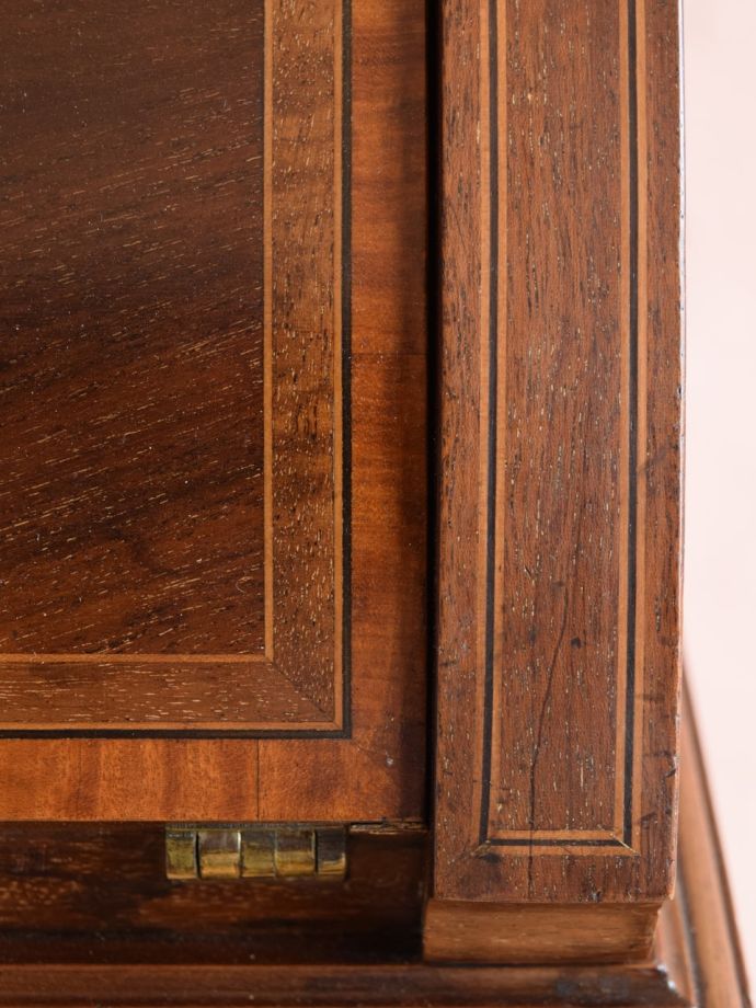 英国アンティーク家具らしい装飾