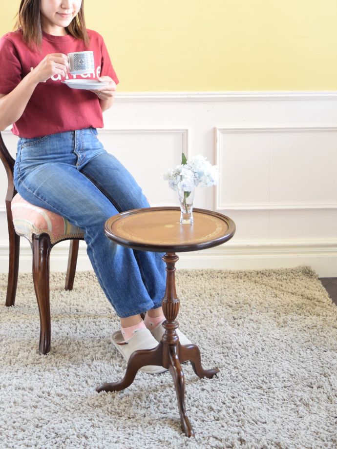 アンティークのワインテーブル