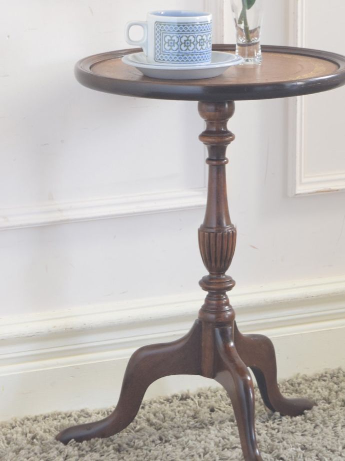 英国スタイルのアンティークテーブル