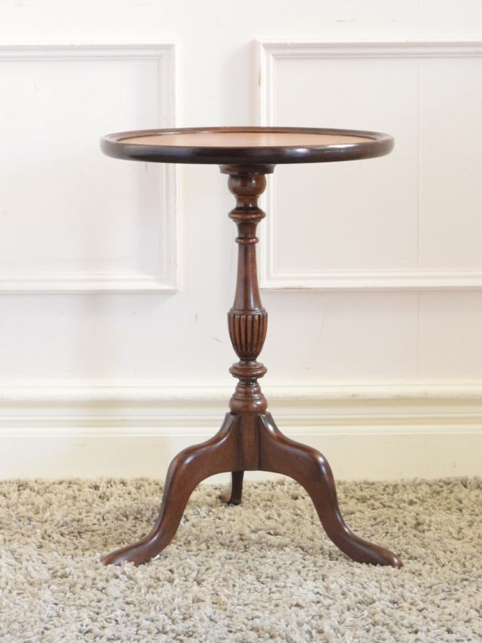 アンティークコーヒーテーブルの側面