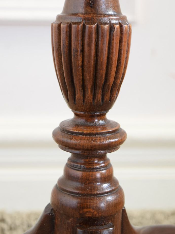 英国アンティーク家具らしい彫