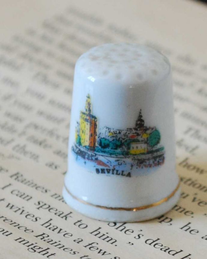 アンティーク 陶磁器の雑貨　アンティーク雑貨　２つの柄が楽しめる、お花×SEVILLAのアンティークシンブル。幸運を呼ぶ女性のためのコレクションアイテムシンブルとは、上流階級の女性がたしなみとして行ったお裁縫の時に使った指ぬきのこと。(k-3175-z)