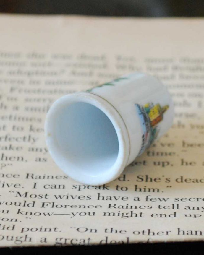 アンティーク 陶磁器の雑貨　アンティーク雑貨　２つの柄が楽しめる、お花×SEVILLAのアンティークシンブル。キレイなものだけを買い付けていますアンティークは新品ではなので多少のキズ・汚れがある場合がありますが、キレイなもを買い付けてきました。(k-3175-z)