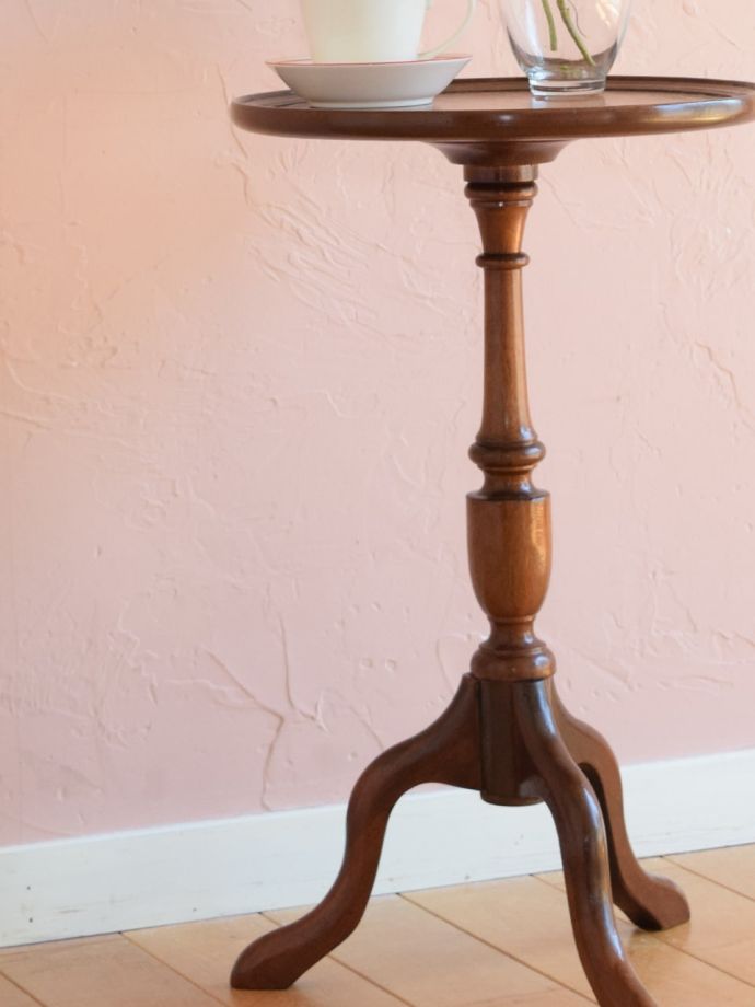 英国スタイルのアンティークテーブル