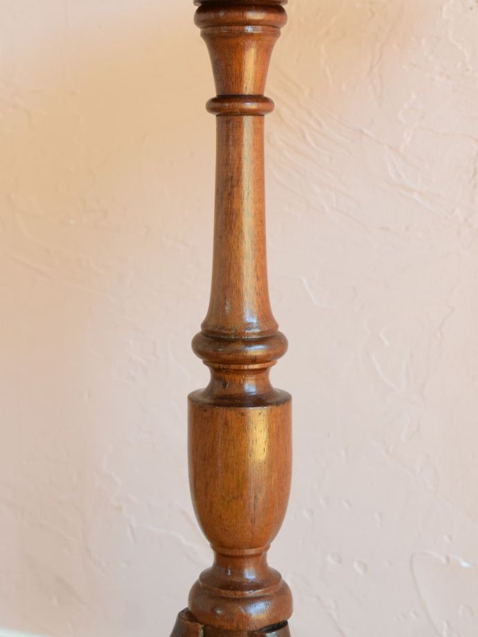 英国アンティーク家具らしい装飾